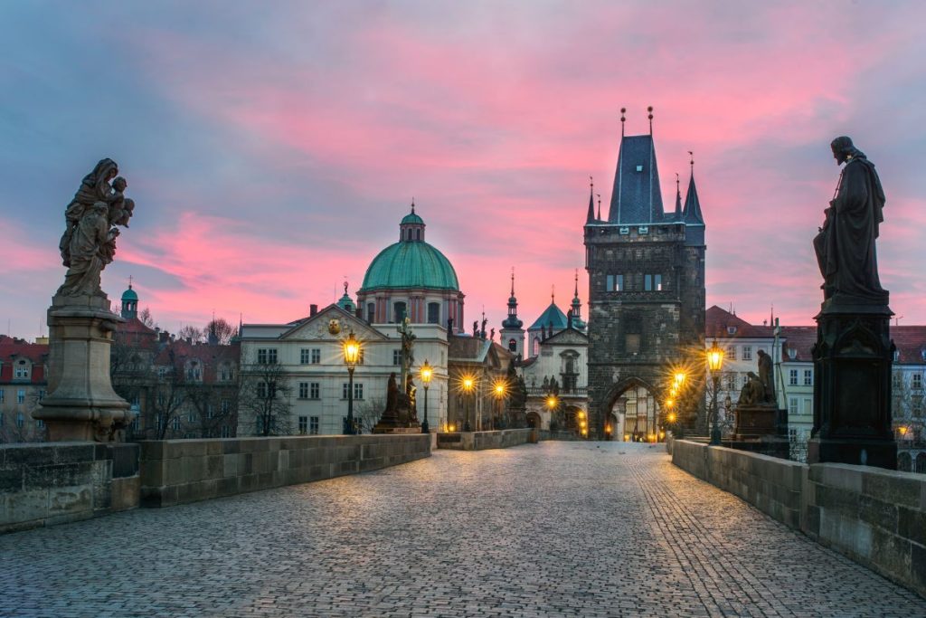 Ponte Carlo a Praga all'alba, con la torre e le statue lungo il ponte