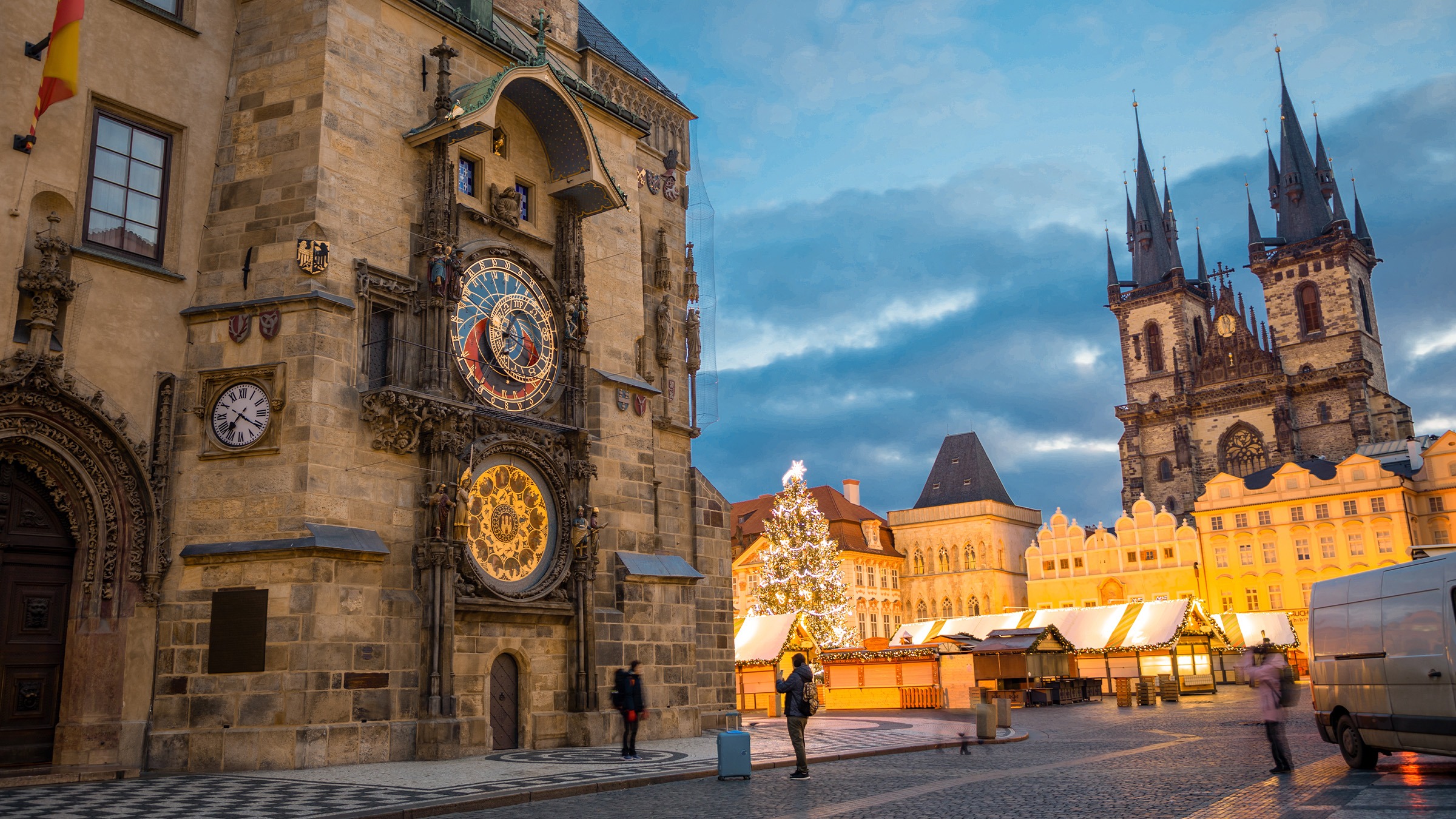 Orologio astronomico e guglie della chiesa di Týn con il mercatino di Natale a Praga